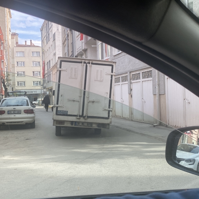 Devrilecekmiş gibi gözüken kamyon tedirginlik oluşturdu