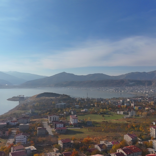 Tatvan'da sonbaharın büyüleyici renkleri görüntülendi