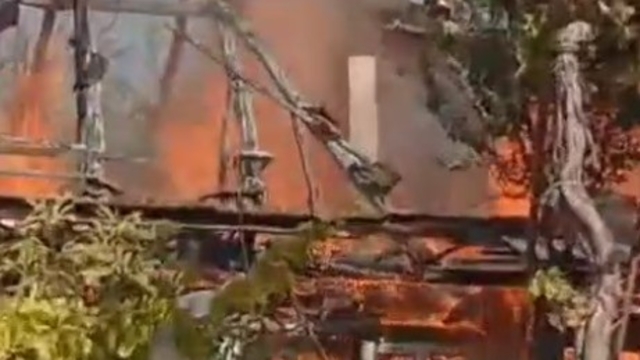 Alevlerin sardığı ev kullanılamaz hale geldi