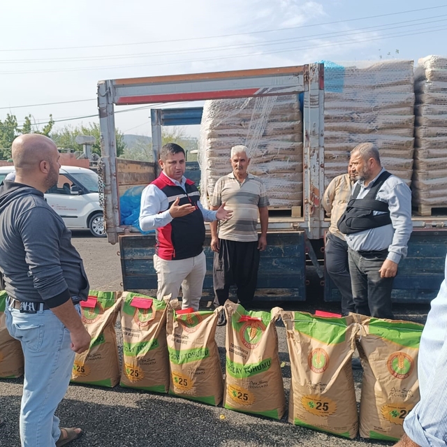 İmamoğlu'nda yangından etkilenen üreticilere buğday tohumu desteği