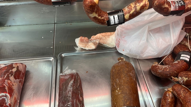 Kasap dükkanının üretim bölümüne giren zabıtalar şok oldu
Uygun ortamlarda satış ve üretim işlemi yapan kasap esnafına cezai işlem uygulandı