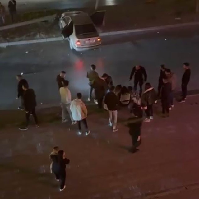 Kontrolünden çıkan otomobil direğe çarptı: 4 yaralı