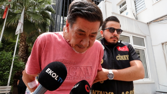 Küçük kızın "Ağabeyim cennette" sözleri salonda gözyaşlarına neden oldu
37 bıçak darbesiyle oğlunu öldüren baba duruşmada, "Bir iki defa bıçakladığımı hatırlıyorum, gerisini hatırlamıyorum" dedi