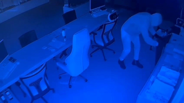 İş yerinin kasasından 1 milyon TL değerinde döviz çalan hırsız, eski çalışanı çıktı
Tanınmamak için maske, kapüşon  ile işyerine giren hırsız güvenlik kamerasında