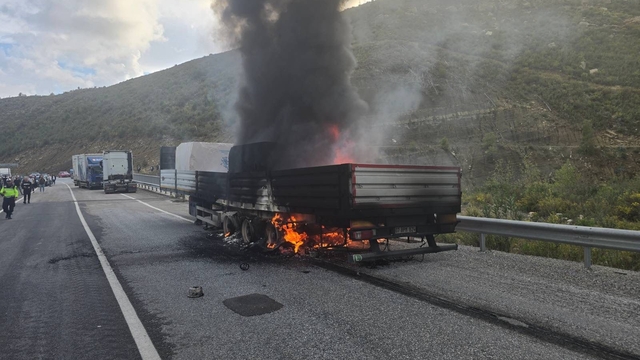 Mermer yüklü tır alevlere teslim oldu