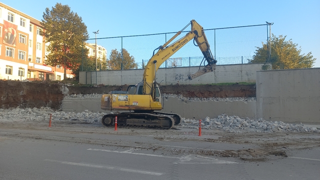 Edirne'de devrilme tehlikesi taşıyan okul duvarı yenileniyor