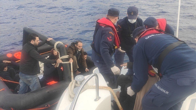Marmaris açıklarında 12 kaçak göçmen kurtarıldı
