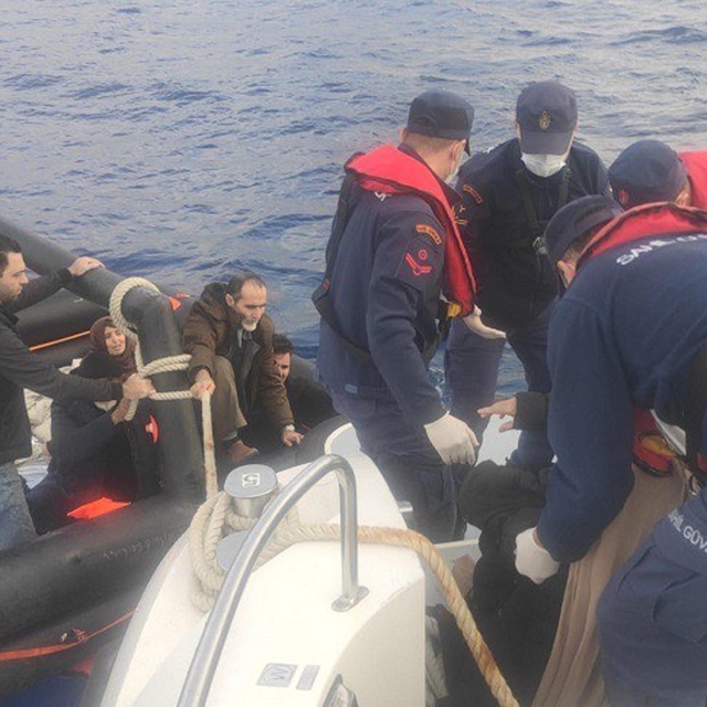 Marmaris açıklarında 12 kaçak göçmen kurtarıldı