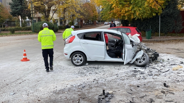Kamyona yandan çarpan aracın 70 yaşındaki sürücüsü hayatını kaybetti
Otomobil çarpmanın etkisi ile alev almaya başladı, alevler çevredeki esnafın müdahalesiyle büyümeden söndürüldü
Kullanılamayacak hale gelen otomobilden ağır yaralı olarak çıkarılan sürücü hastanede hayatını kaybetti