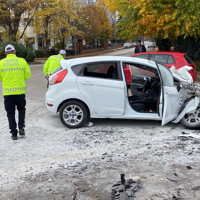 Kamyona yandan çarpan aracın 70 yaşındaki sürücüsü hayatını kaybetti
Otomob...