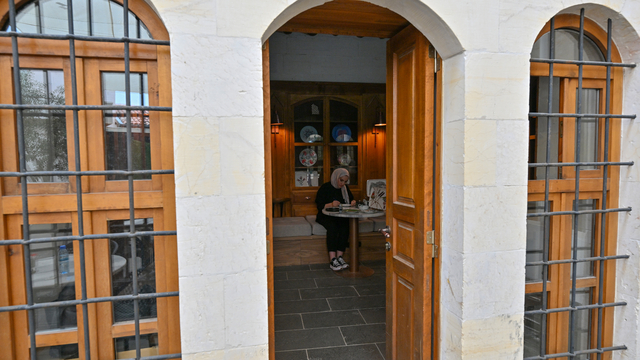 Restoranlarda kırılan tabaklar onarılarak sanat eserine dönüştürülüyor