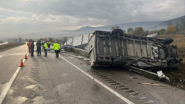 Tokat'ta minibüs, kamyonete çarptı: 1 yaralı