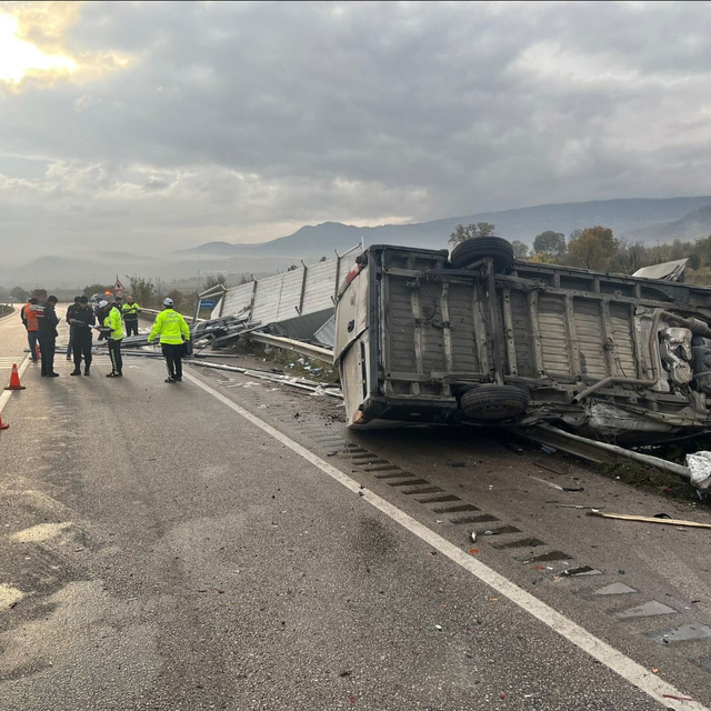 Tokat'ta minibüs, kamyonete çarptı: 1 yaralı