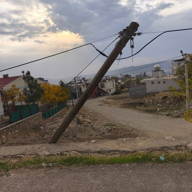 Dicle'de vatandaşlardan eğri direğin değiştirilmesi talebi