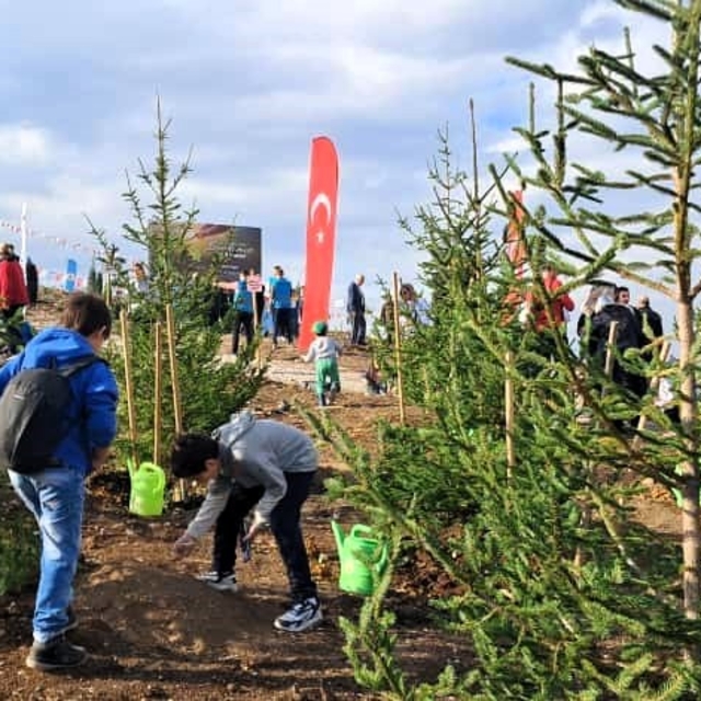 6 öğrenci topluluğu fidanları toprakla buluşturdu