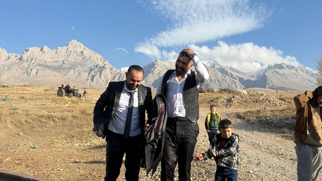 Çamardı'da 'damat serinletme' geleneği renkli görüntülere sahne oldu