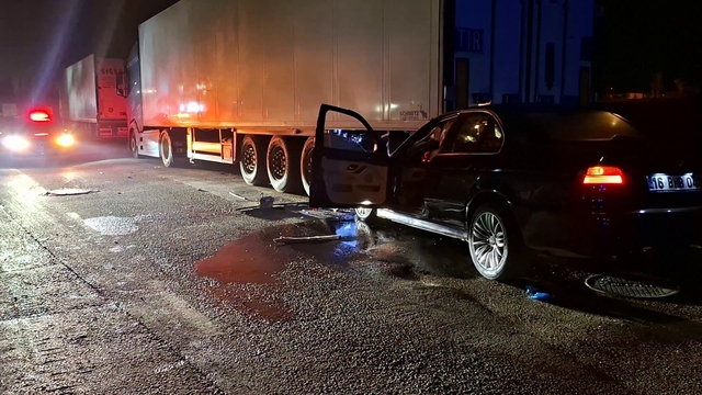 Bursa'da otomobil park halindeki tıra arkadan çarptı: 1 ağır yaralı