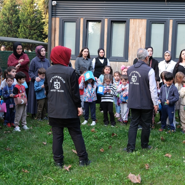 Minikler hem deprem çantası hazırladı hem "çök-kapan-tutun" yaptı
