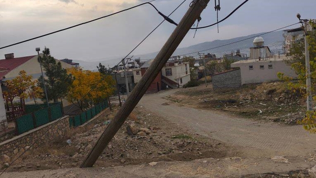 Dicle'de vatandaşlardan eğri direğin değiştirilmesi talebi
