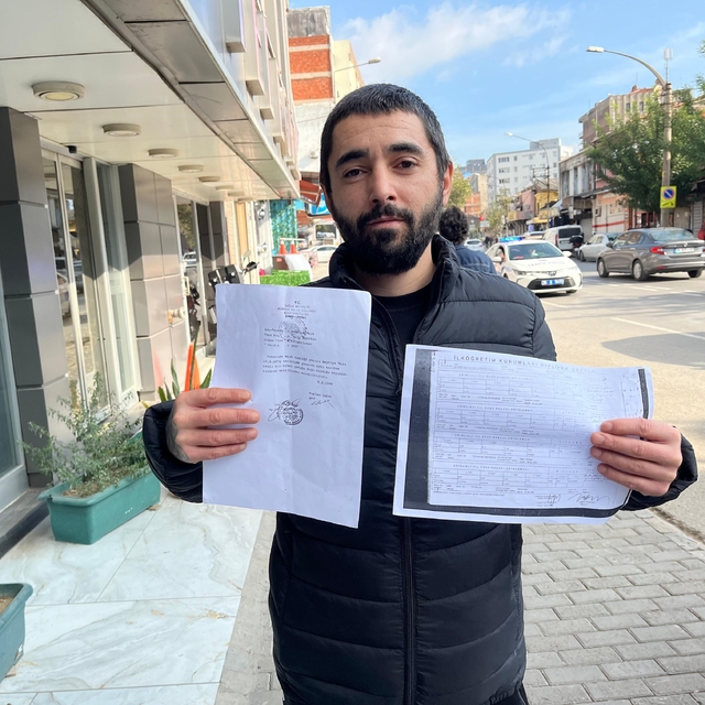 Doğduğu topraklarda 35 yıldır kimliksiz ve vatansız yaşıyor
Adı var kimliği...