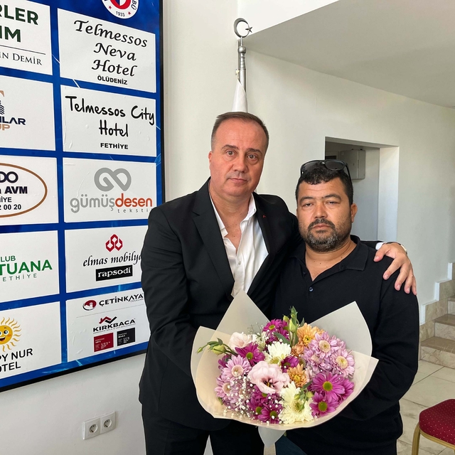 Fethiyespor'da Dinçel'e çiçekli veda