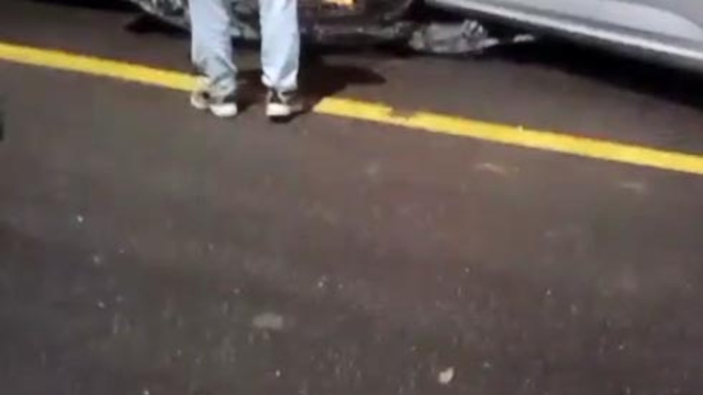 Kaza yapan oğluna kızan babayı çevredekiler sakinleştirdi