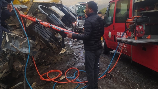 Şanlıurfa'da kamyonlar çarpıştı: 1 ölü, 1 yaralı