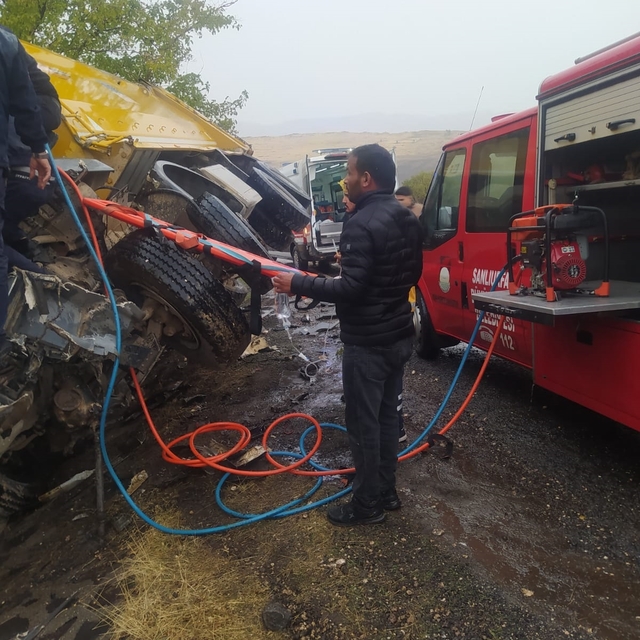 Şanlıurfa'da kamyonlar çarpıştı: 1 ölü, 1 yaralı