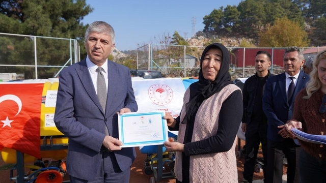 Aladağ'da üreticilere yüzde 70 hibe ile ilaçlama makinesi dağıtıldı