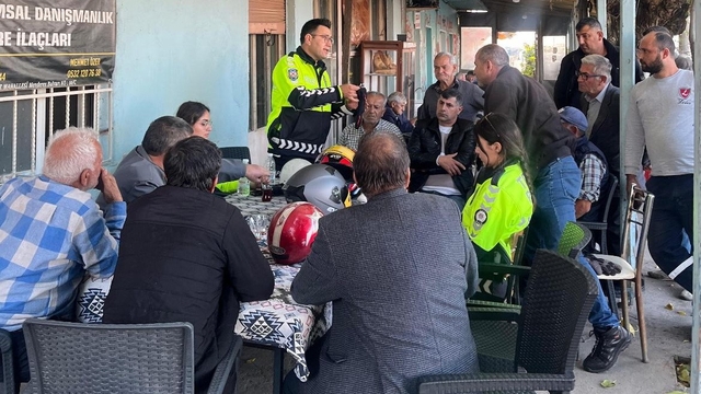 Salihli'de çiftçilere ve sürücülere yeni trafik kuralları anlatıldı