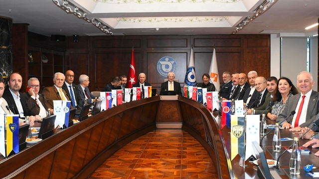 İZVAK'ta İzmir kulüplerinin kent ekonomisine katkısı konuşuldu