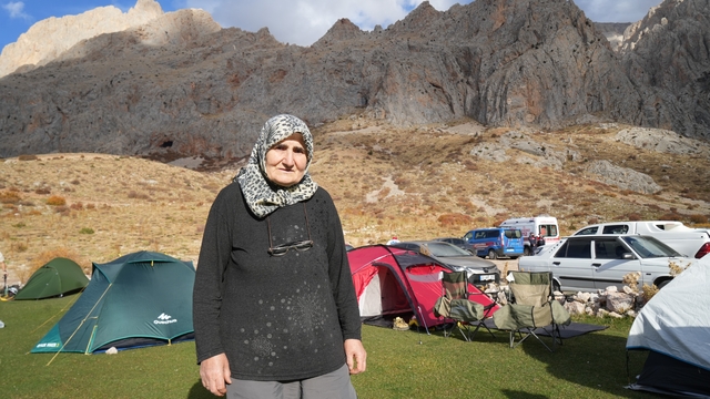 73 yaşındaki dağcı Hatun Okurkan gençlere taş çıkartıyor
Lisanslı sporcu olan Hatun Okurkan:
"Yaşıtlarım evde dizi izliyor, ben dağlarda geziyorum"