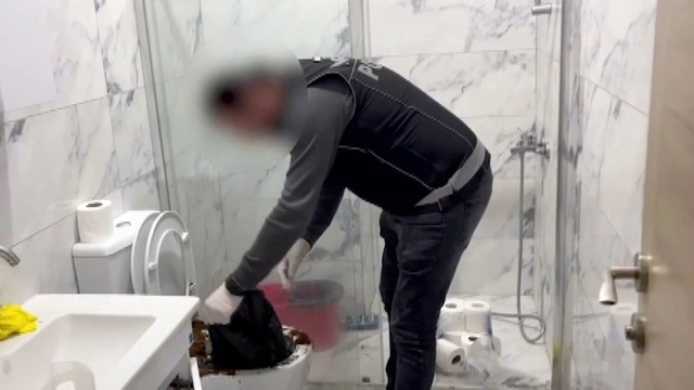 Uyuşturucu baskını film sahnelerini aratmadı: Klozete döktüler, saklamaya çalıştılar
Sakarya'da eş zamanlı operasyon: 3 gözaltı, 13 yıl 6 ay cezası bulunan firari yakalandı