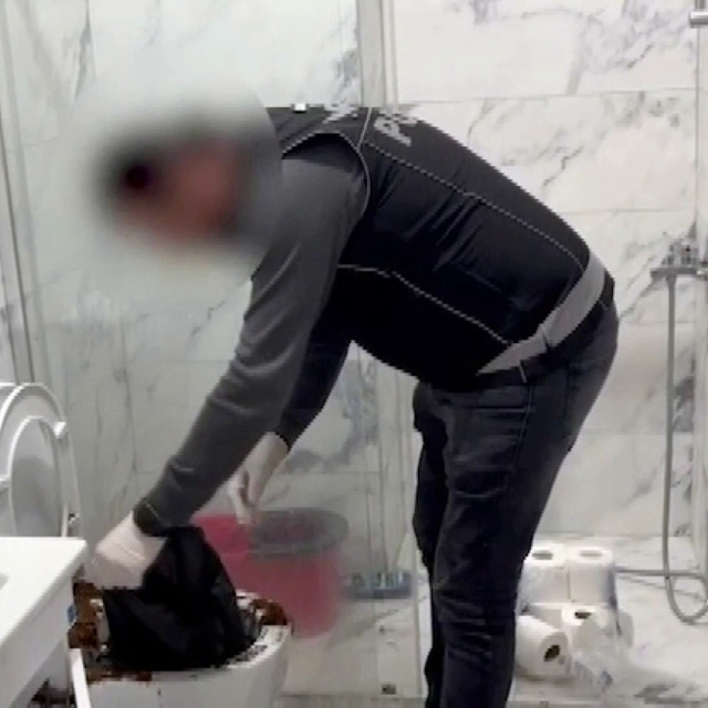 Uyuşturucu baskını film sahnelerini aratmadı: Klozete döktüler, saklamaya ç...