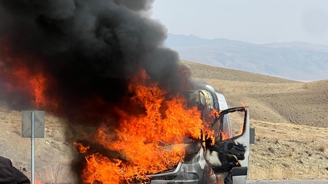 Hareket halindeyken alev alan yolcu minibüsü yandı