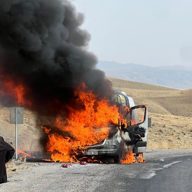 Hareket halindeyken alev alan yolcu minibüsü yandı