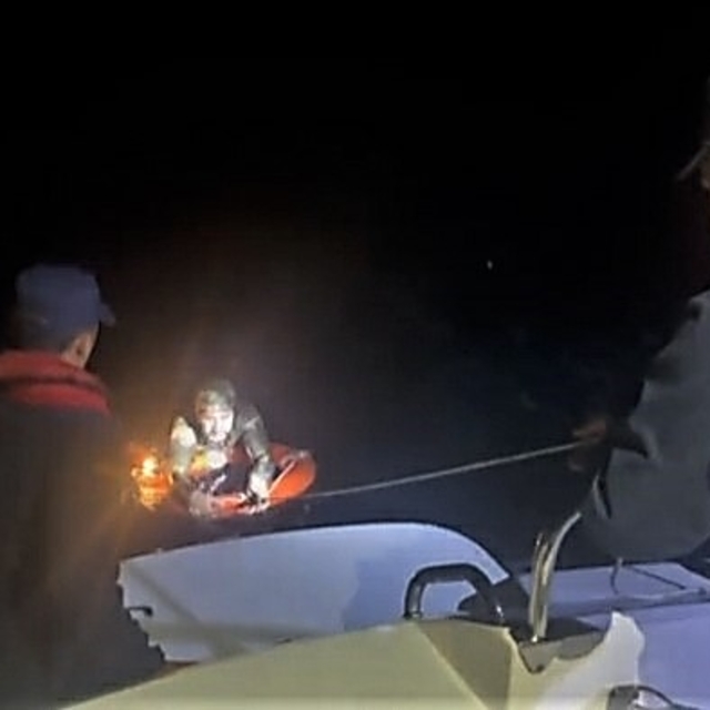 Bodrum açıklarında bitkin düşen düzensiz göçmen kurtarıldı