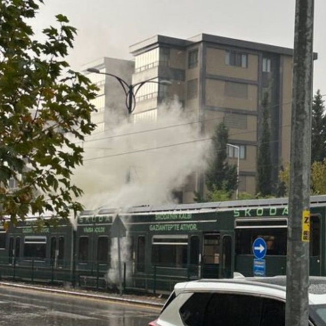 Gaziantep'te seyir halindeki tramvaya yıldırım düştü