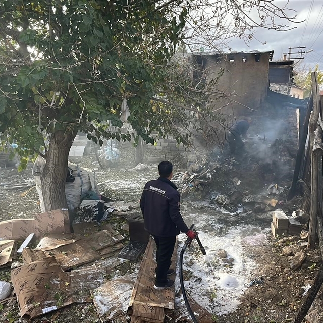 İtfaiye, evin çatısına sıçrayan yangını büyümeden söndürdü