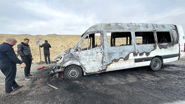 Van'da seyir halindeki minibüs alev aldı