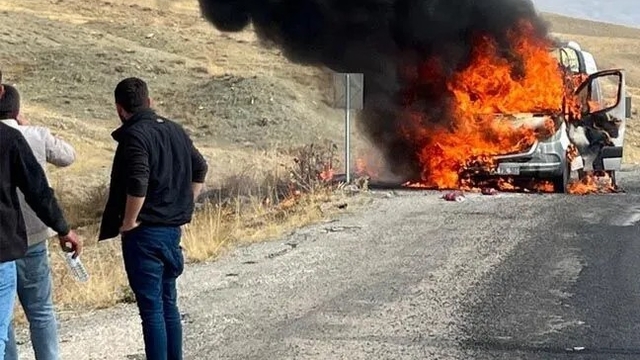 Van'da alev alan minibüs kullanılamaz hale geldi
