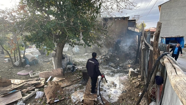 İtfaiye, evin çatısına sıçrayan yangını büyümeden söndürdü