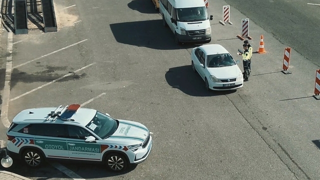 Gaziantep'te jandarmadan dron destekli trafik denetimi
390 araç trafikten men edildi, 9 sürücünün ehliyeti geri alındı