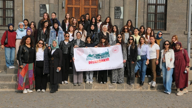 Şehit ve gazi kızları Diyarbakır'ın tarihi mekanlarını geziyor
