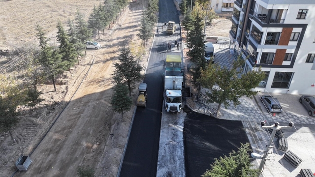 Niğde'de altyapısı tamamlanan 75. Yıl Caddesi'nde asfalt serimi başladı