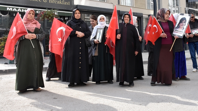 Vanlı aileler DEM Parti binası önündeki "evlat nöbeti"ni sürdürdü
