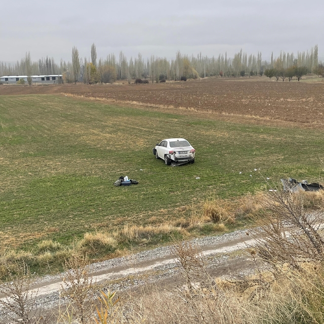 Şarampole giren otomobil sürücüsü yaralandı