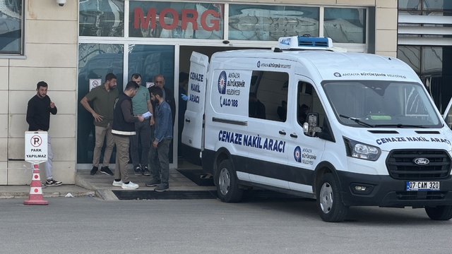 Antalya'da polis memurunun öldürdüğü eşi ve 2 çocuğunun cenazeleri yakınlarına teslim edildi