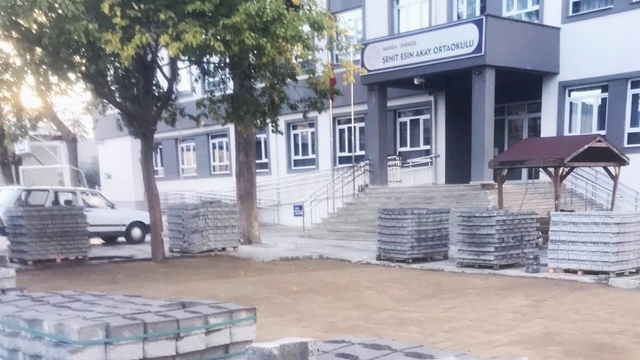 Okul bahçesine parke döşenmeye başladı