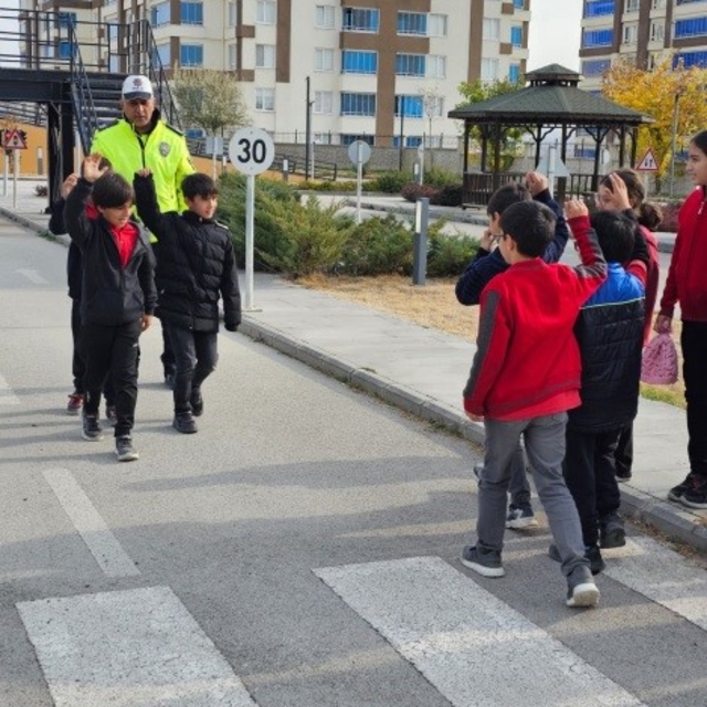 Niğde'de öğrencilere teorik ve uygulamalı trafik eğitimi